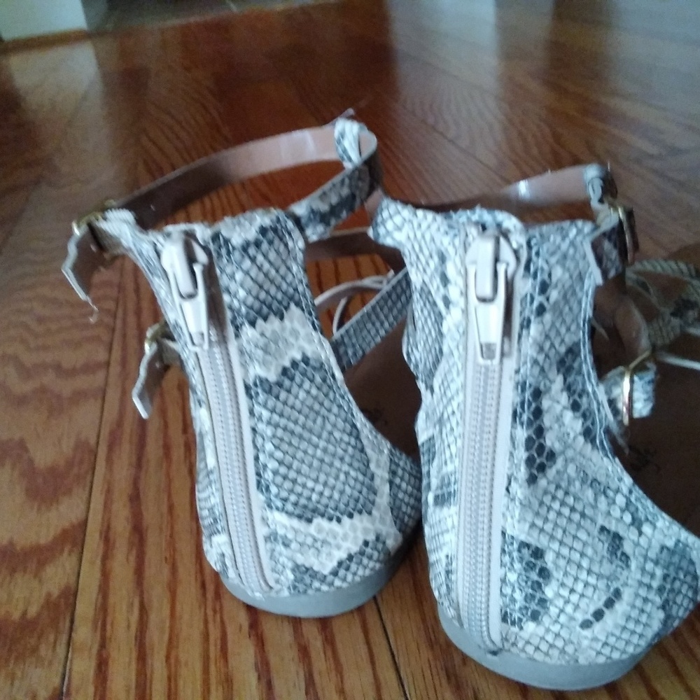 American Eagle Sandals